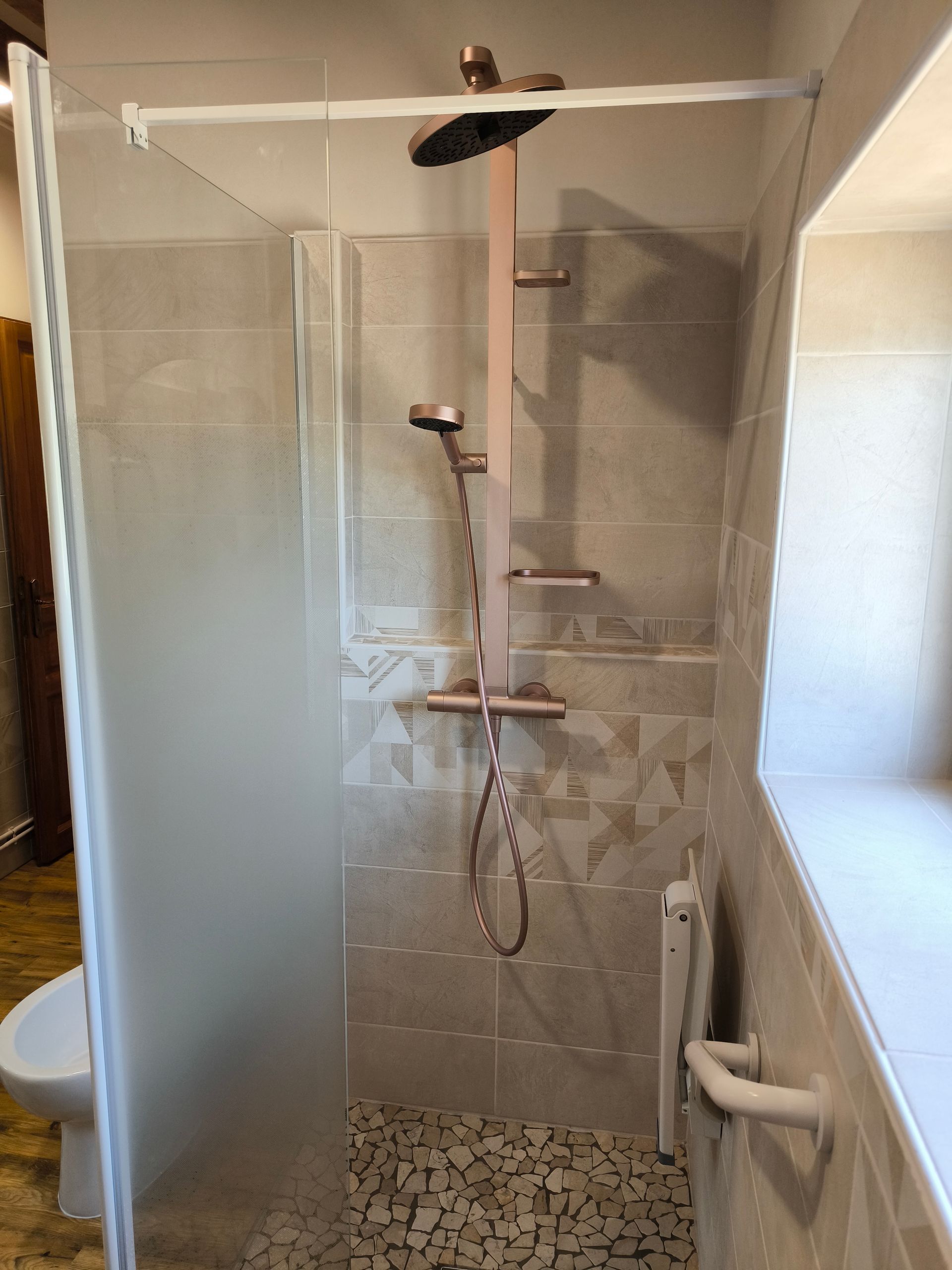 Salle de bains grise