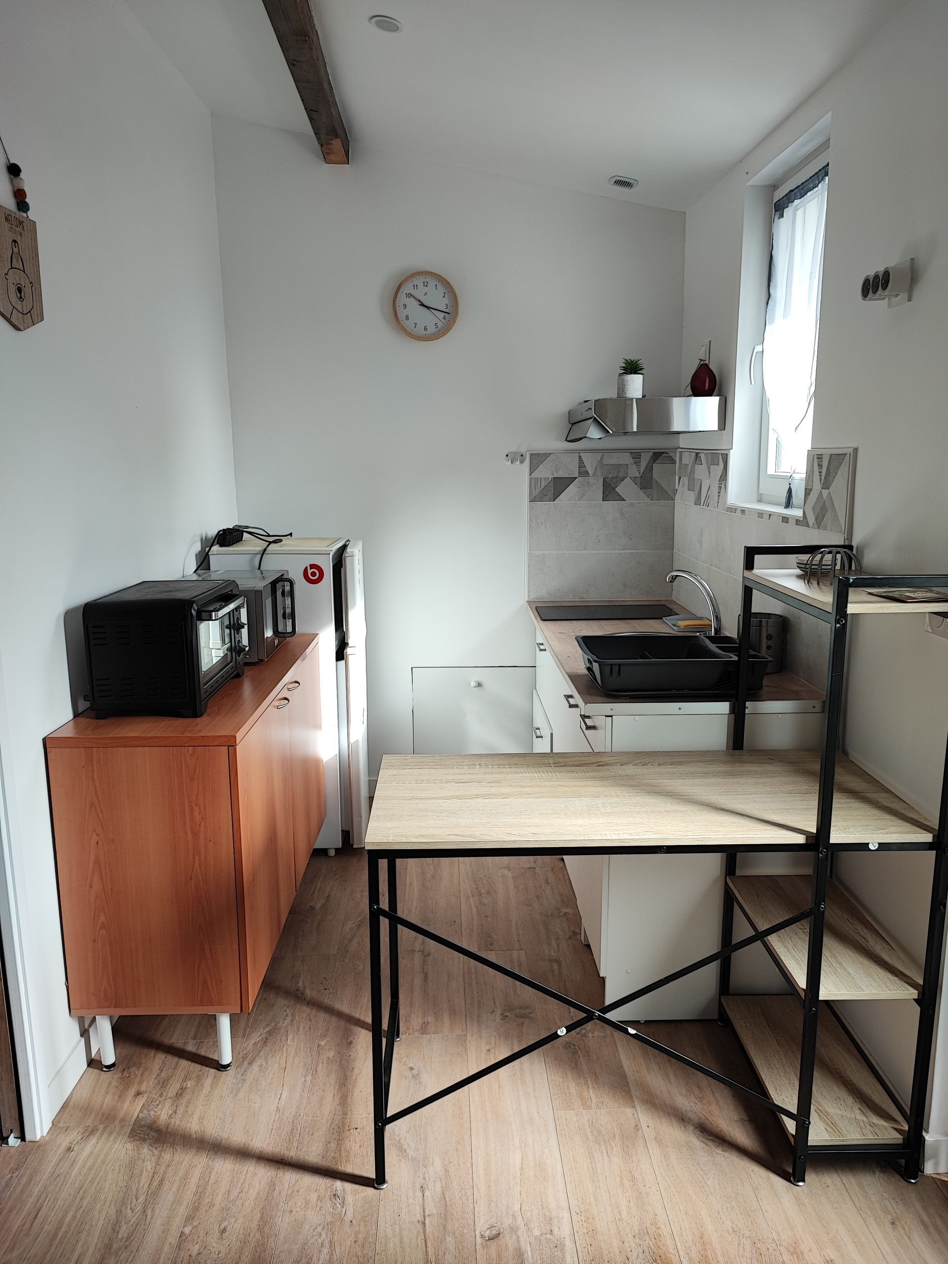 Pose d'une vasque en inox avec un mitigeur dans une kitchenette