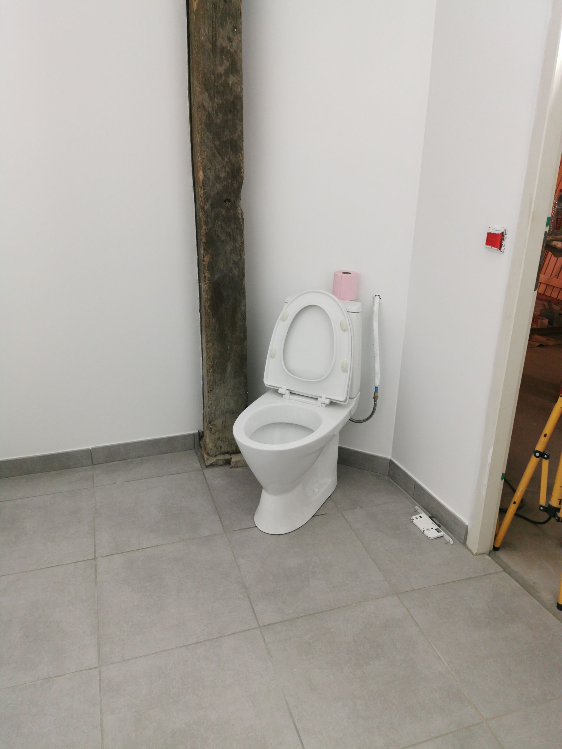 Pose de carrelage dans les toilettes