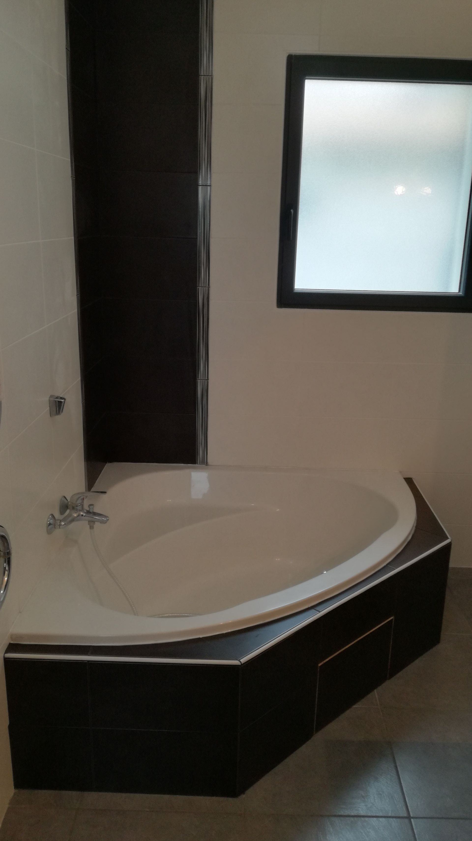 Réalisation d'une salle de bains avec une baignoire d'angle