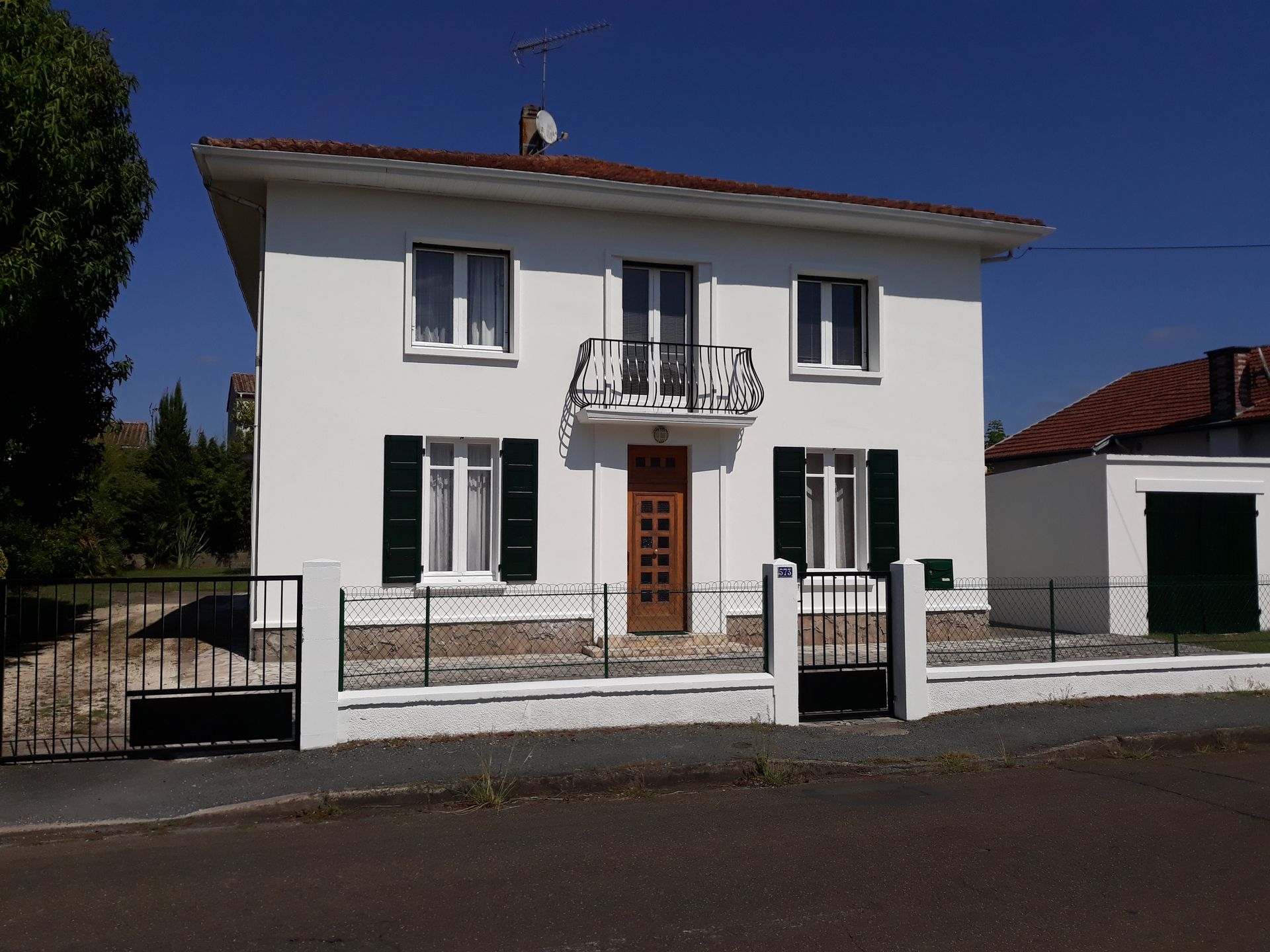 Rénovation d'une façade avec des volets noirs