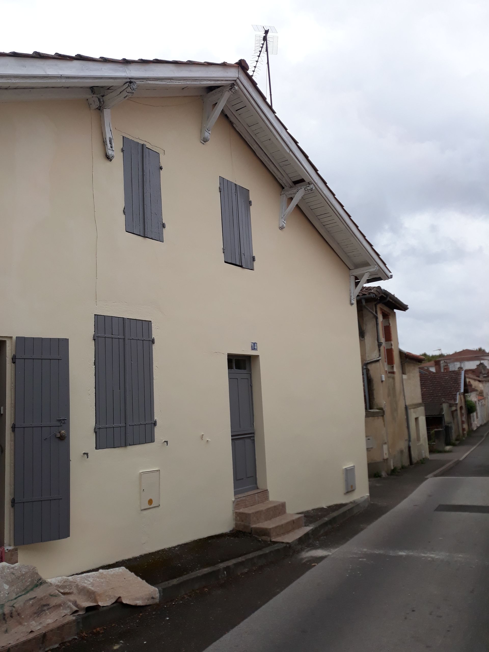 Rénovation d'une façade avec des volets bleus