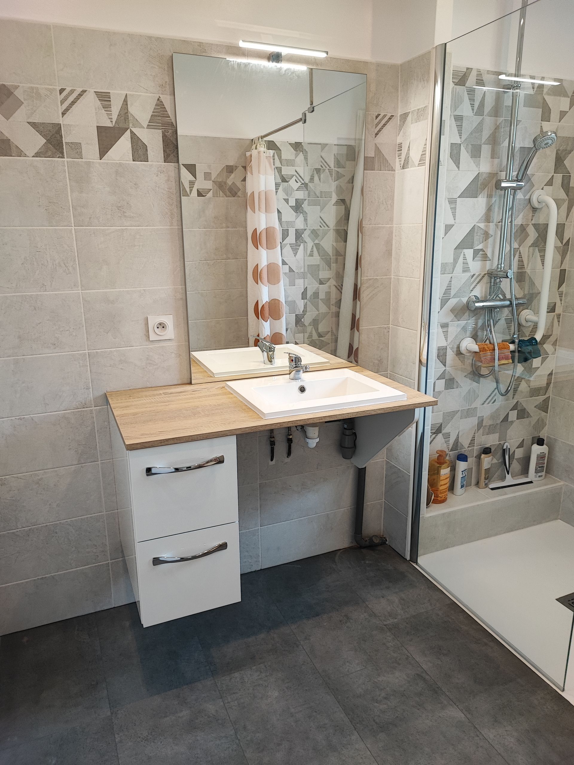 Salle de bains PMR avec un meuble blanc