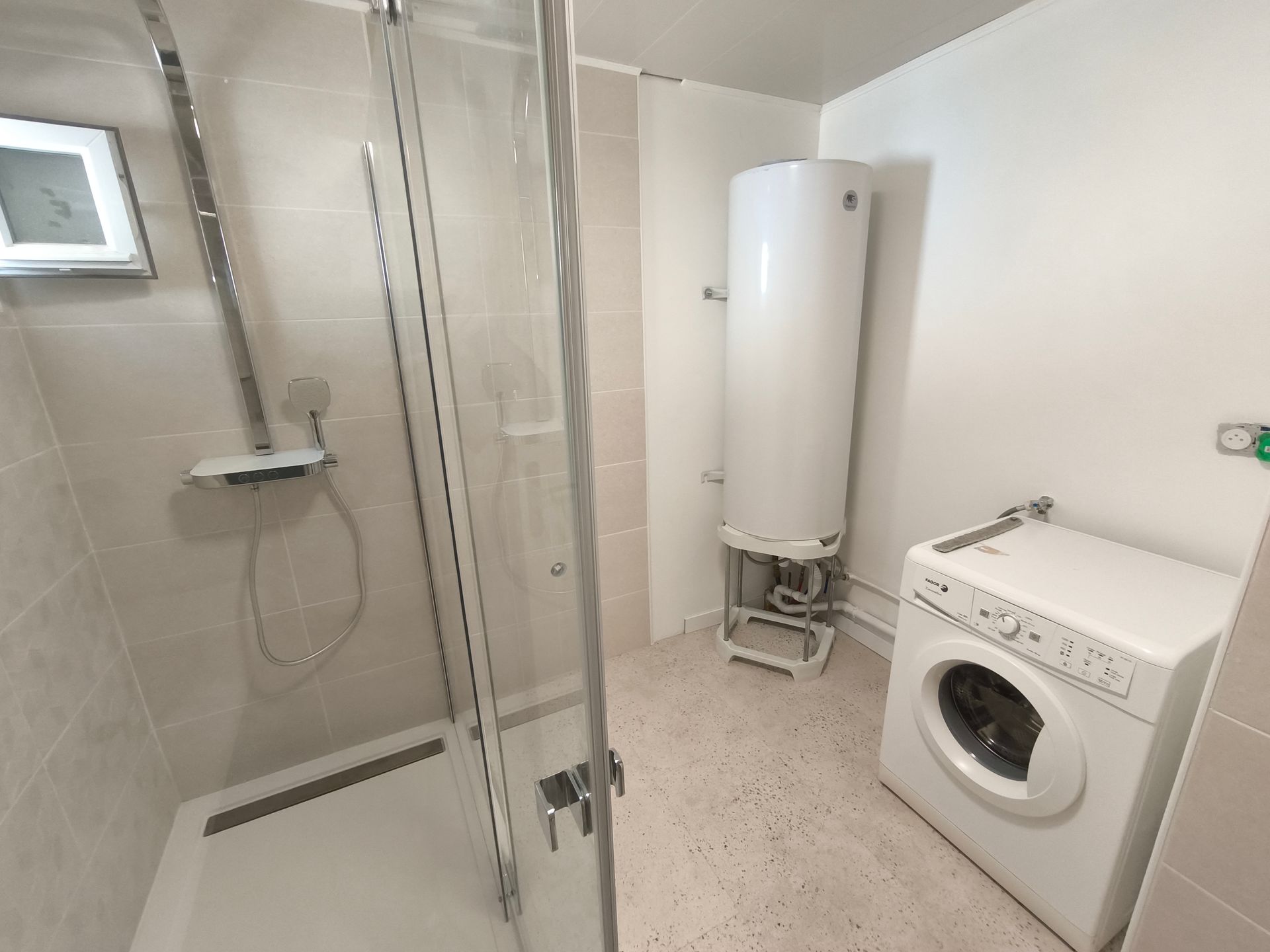 Lave-linde dans la salle de bains