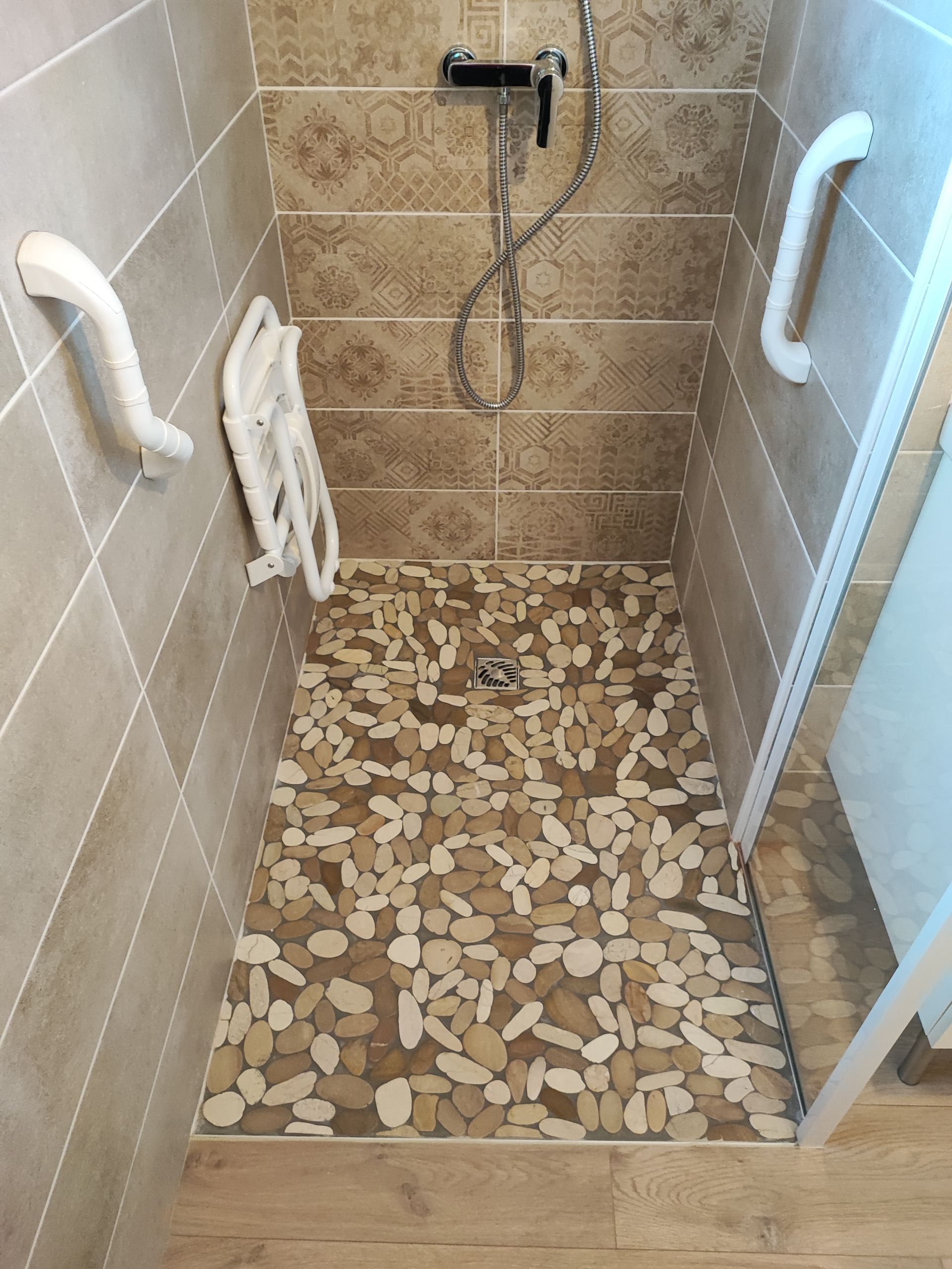 Cabine de douche avec assistance fixée aux murs