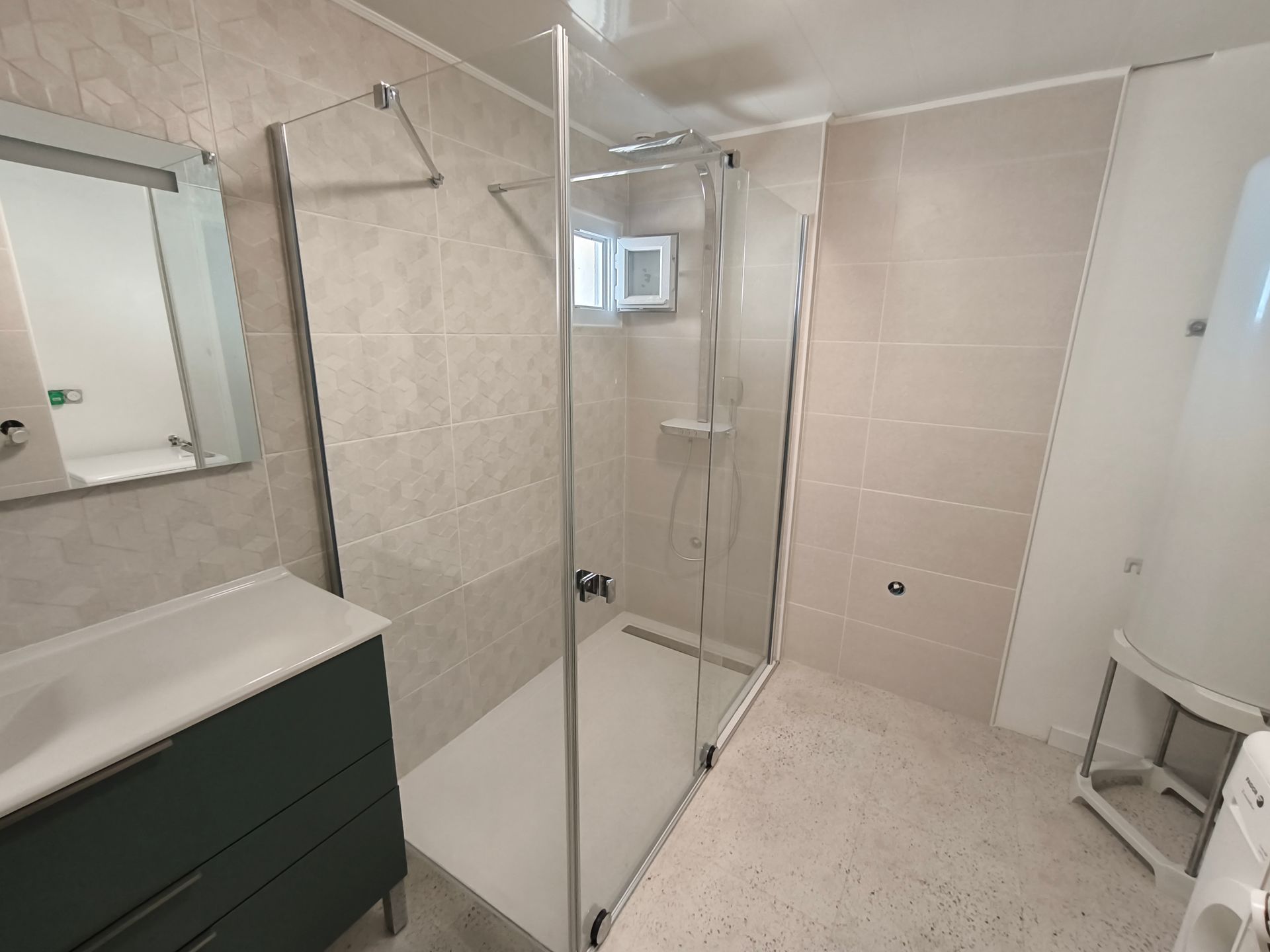 Douche à l'italienne dans une salle de bains claire