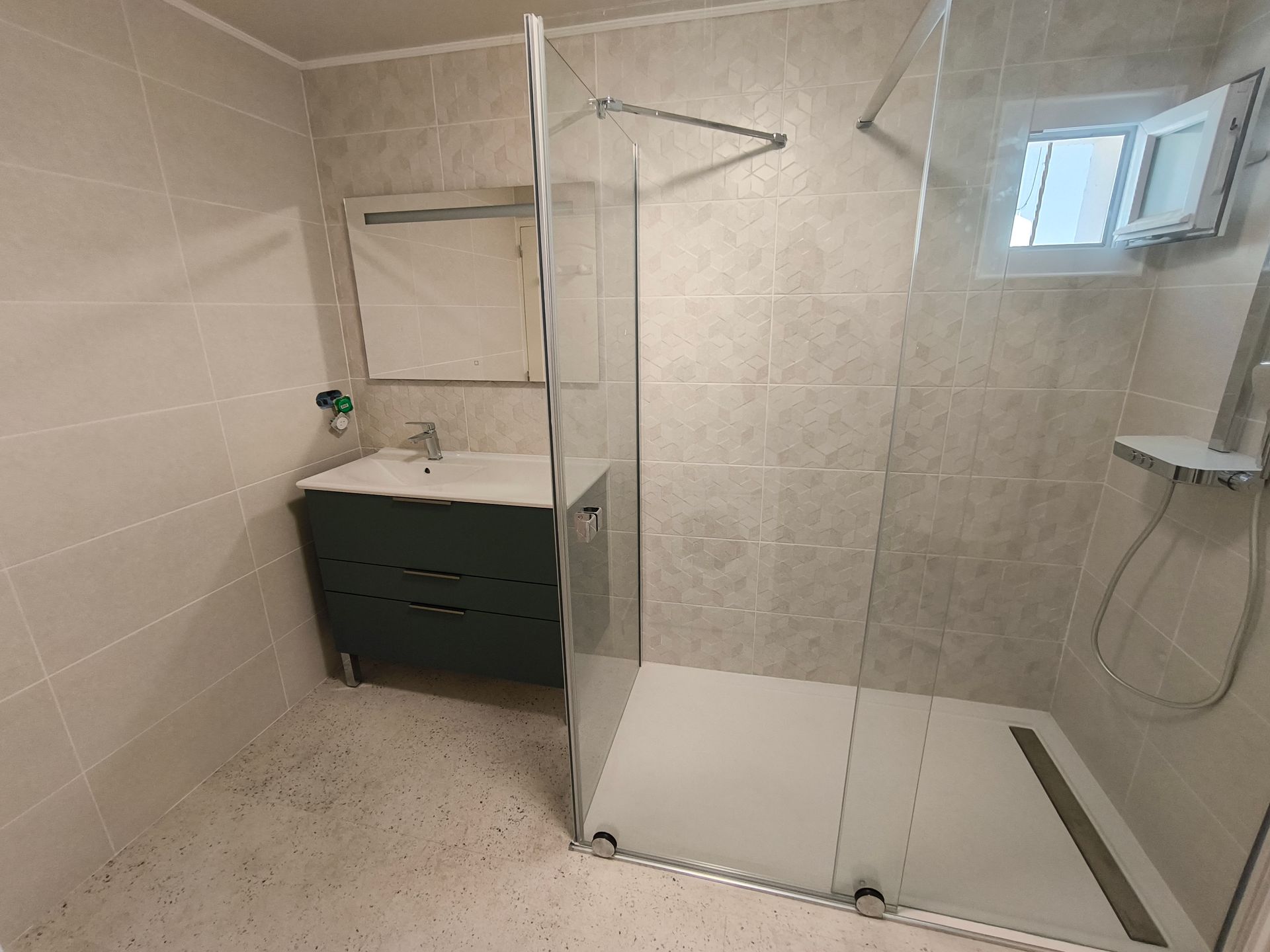 Douche à l'italienne, meuble de salle de bains et miroir