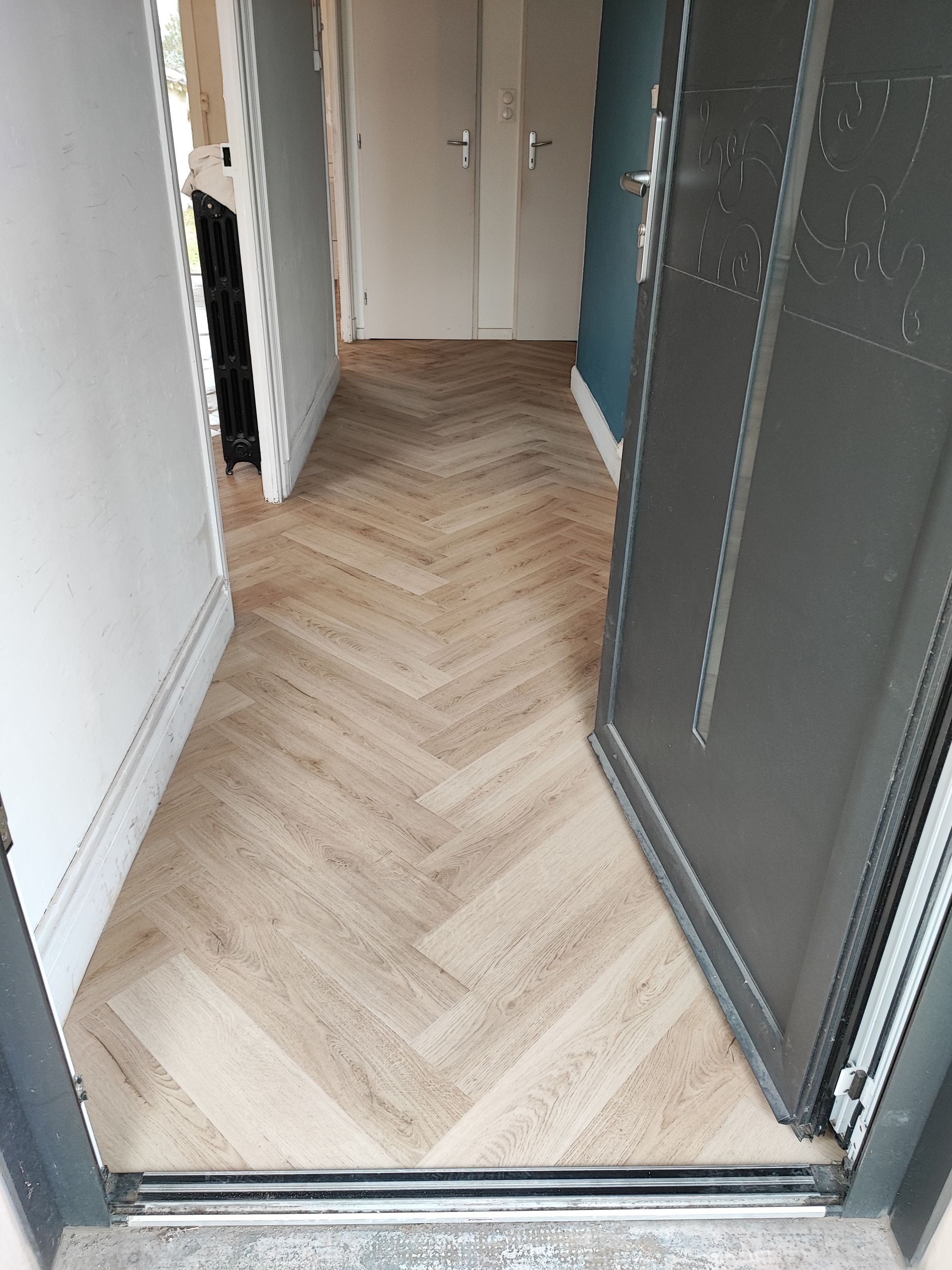 Pose de parquet dans un couloir