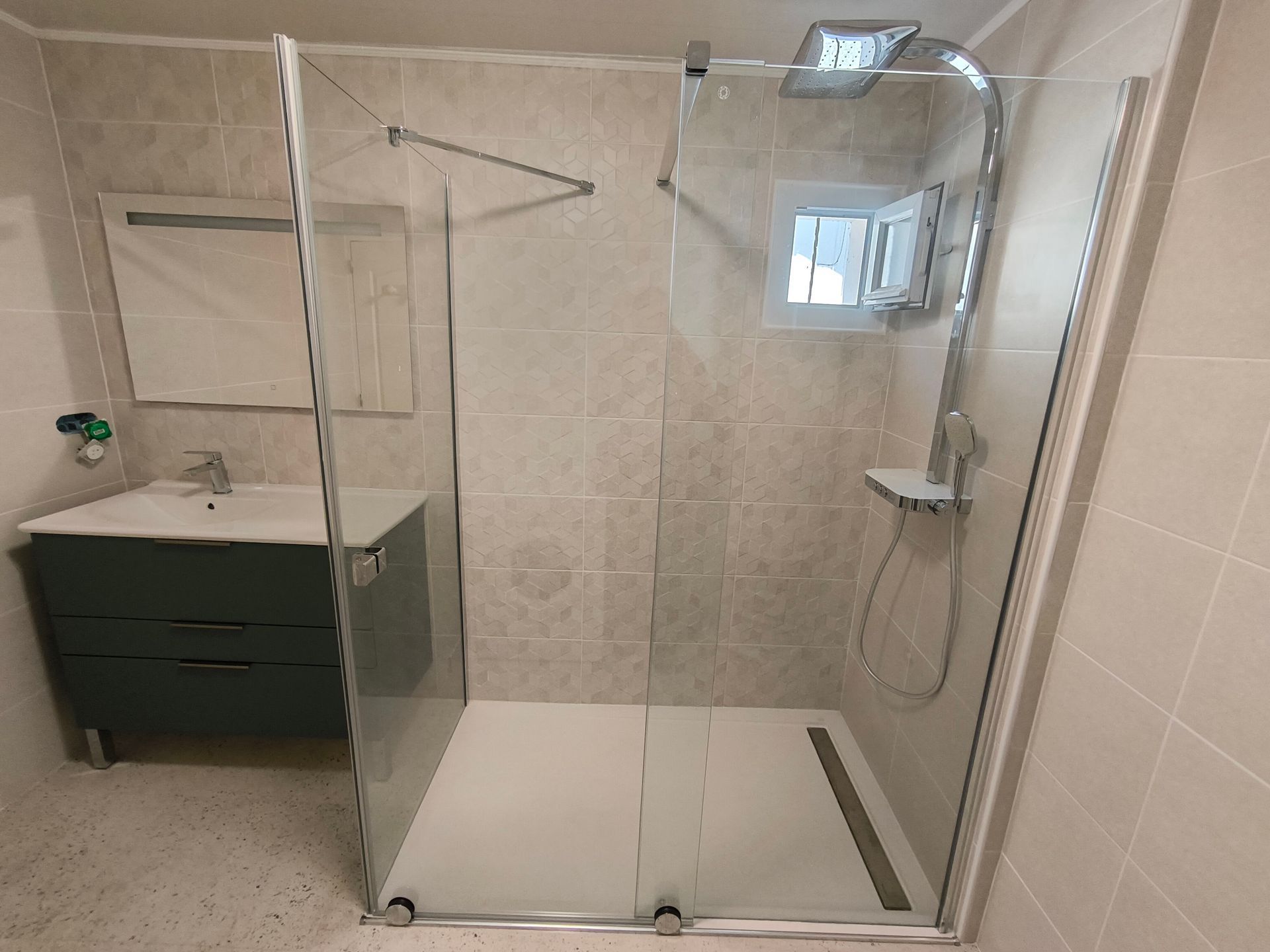 Douche à l'italienne avec des parois vitrées transparentes