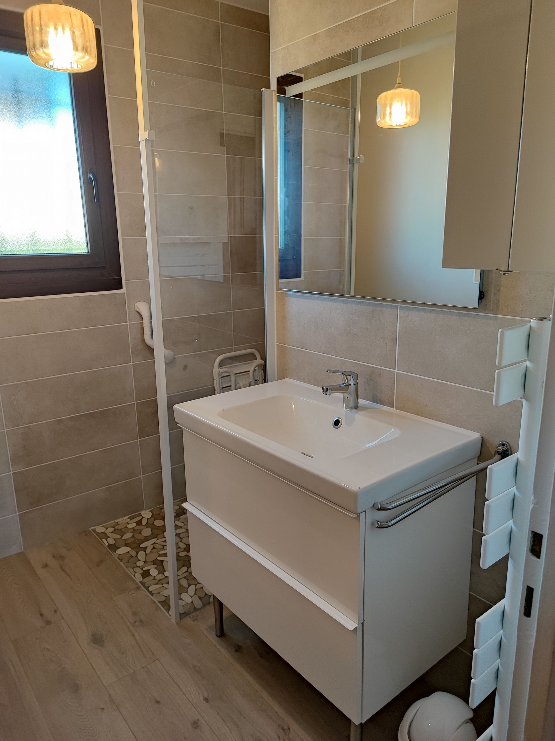 Pose d'un meuble sous lavabo