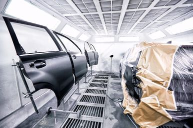 Auto und Autotüren bei der Autolackiererei
