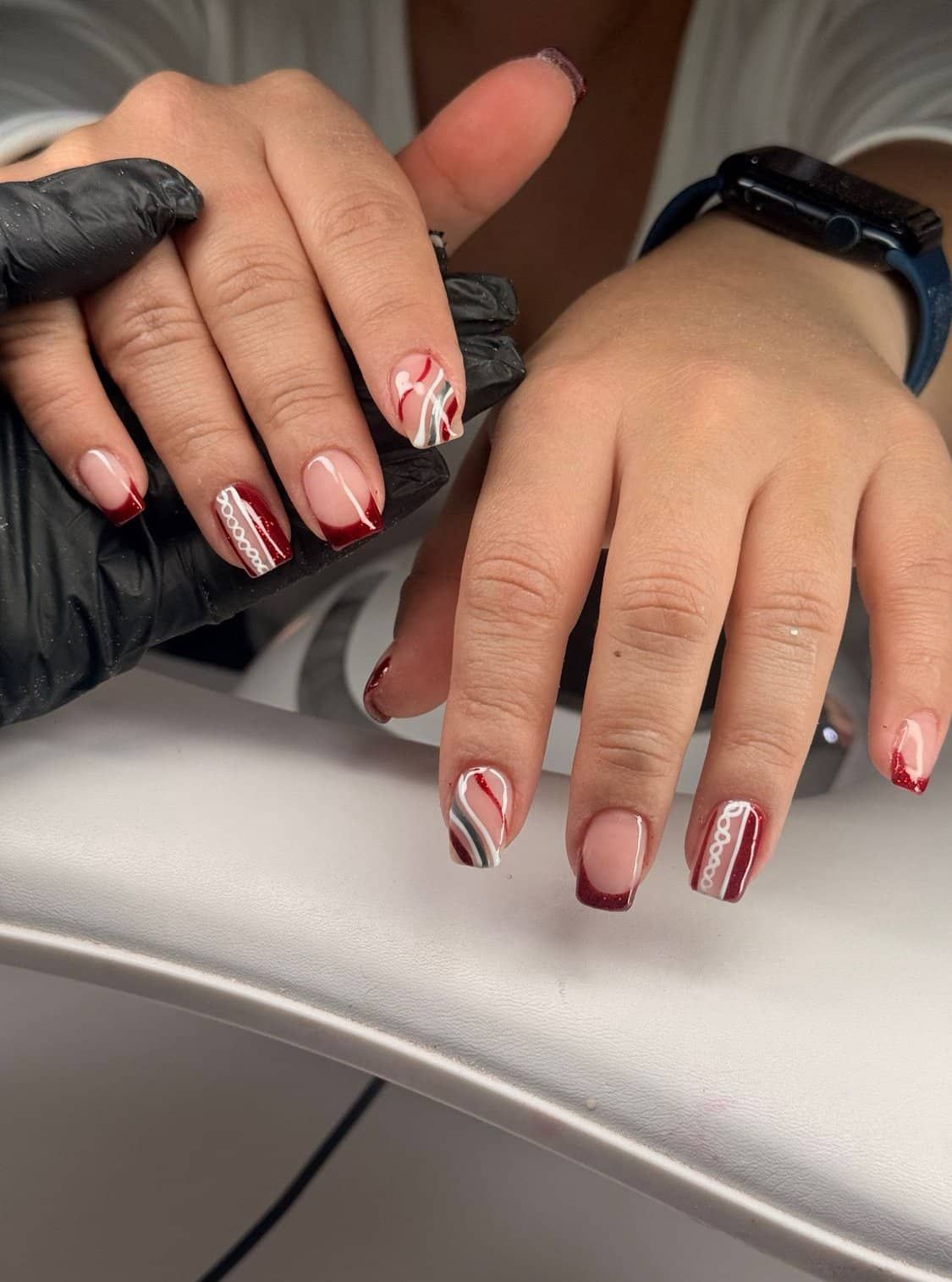 Manicura con diseño en tonos rojos