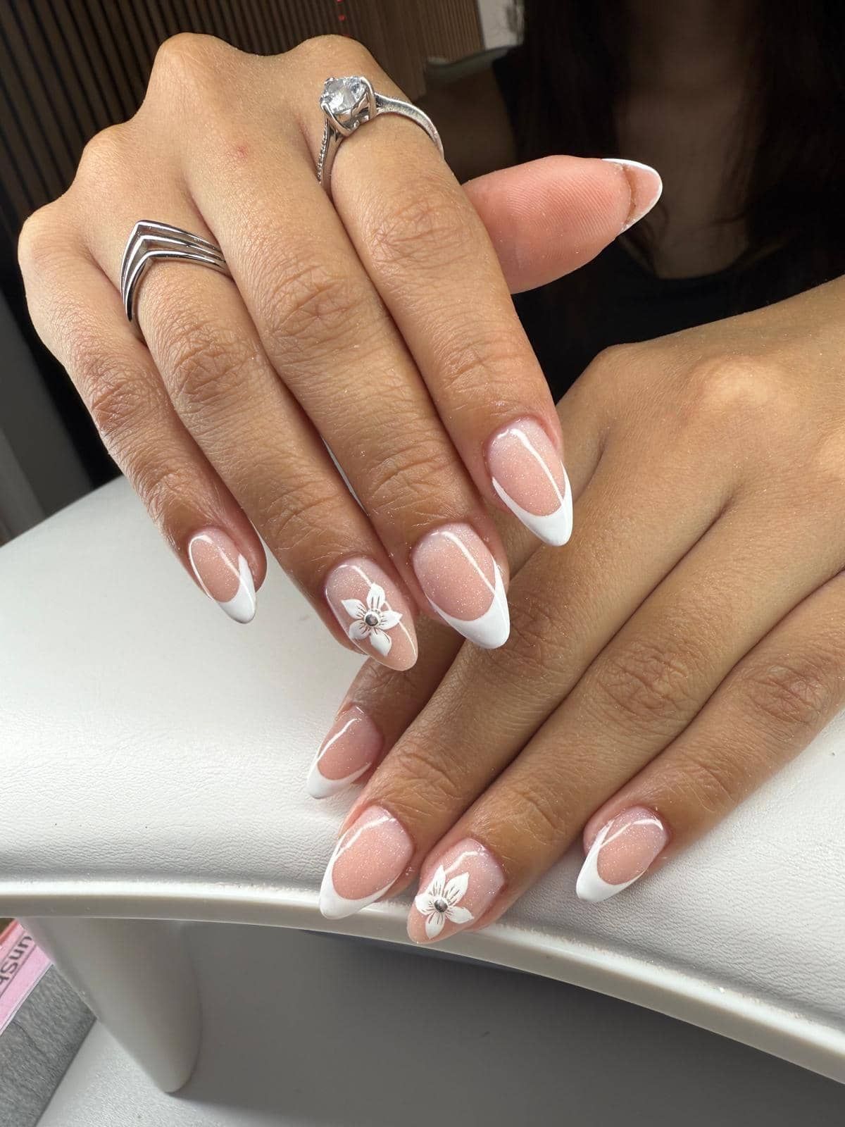 Manicura francesa, uña almendrada