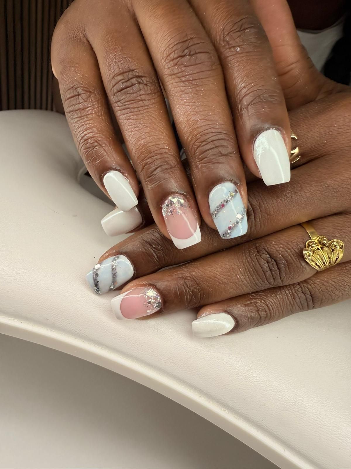 Manicura blanca con diseños