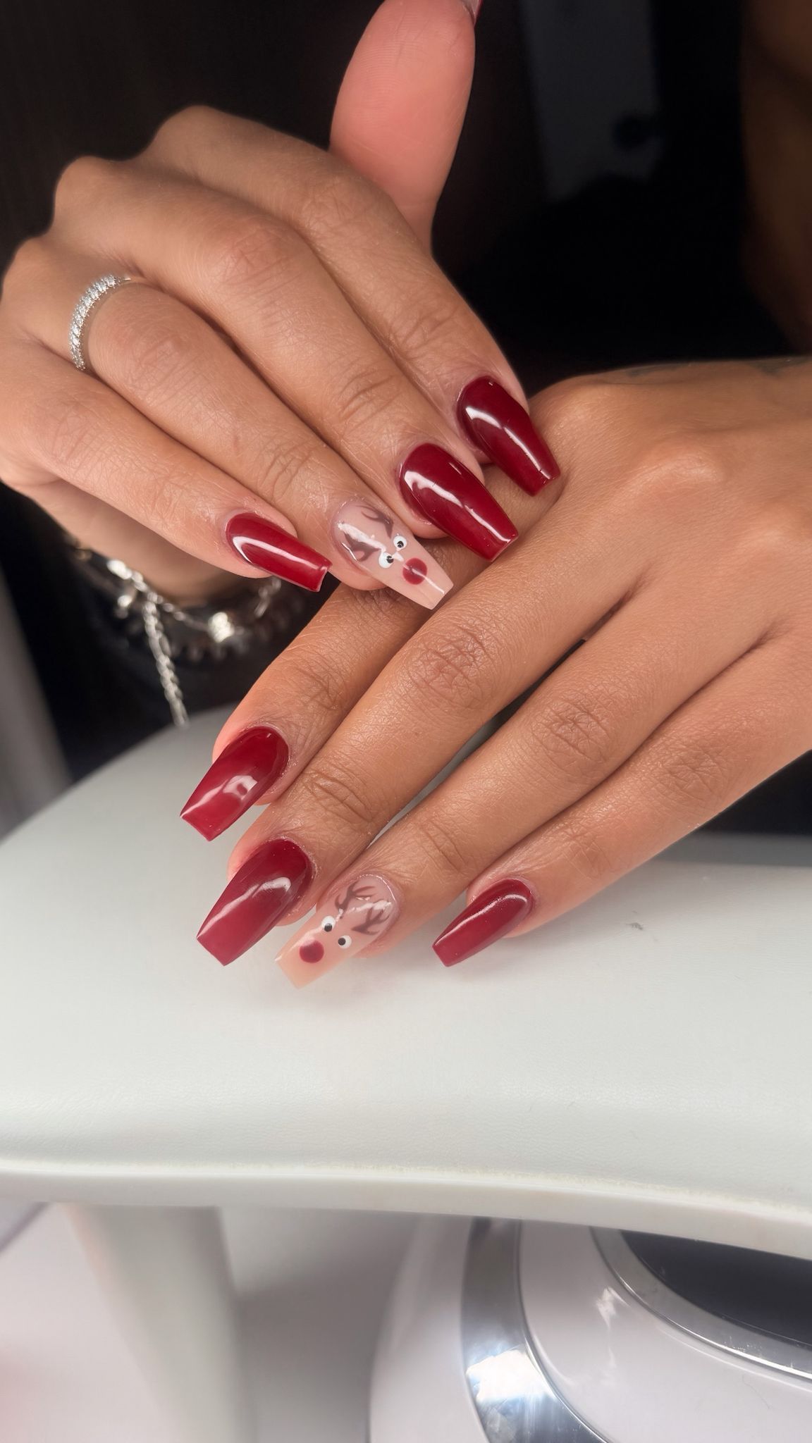 Manicura esmaltado rojo