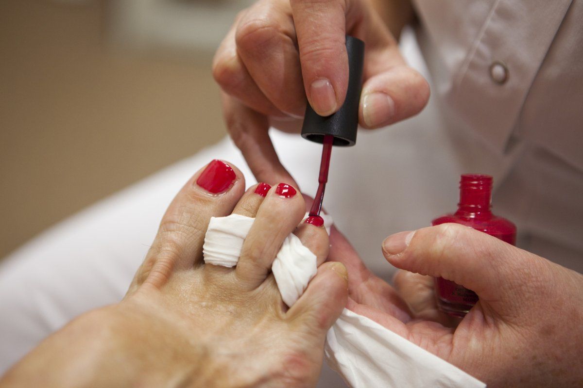 pedicura con esmaltado