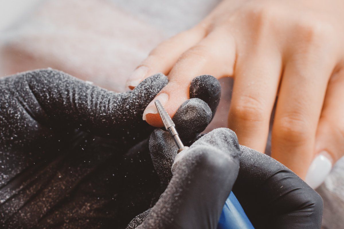 retirado esmalte con torno de uñas