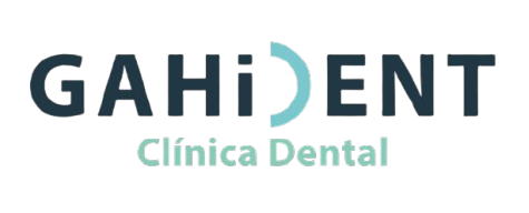 Logotipo de la cl&iacute;nica dental GAHiDENT. Texto azul oscuro, icono de sonrisa parcial turquesa y "Cl&iacute;nica Dental" debajo.