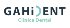 Logotipo de la cl&iacute;nica dental GAHiDENT. Texto azul oscuro, icono de sonrisa parcial turquesa y "Cl&iacute;nica Dental" debajo.