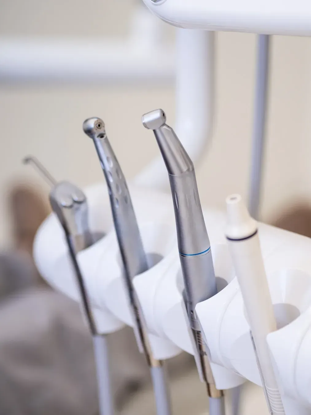 Herramientas dentales en un soporte blanco, listas para usar en el consultorio dental.