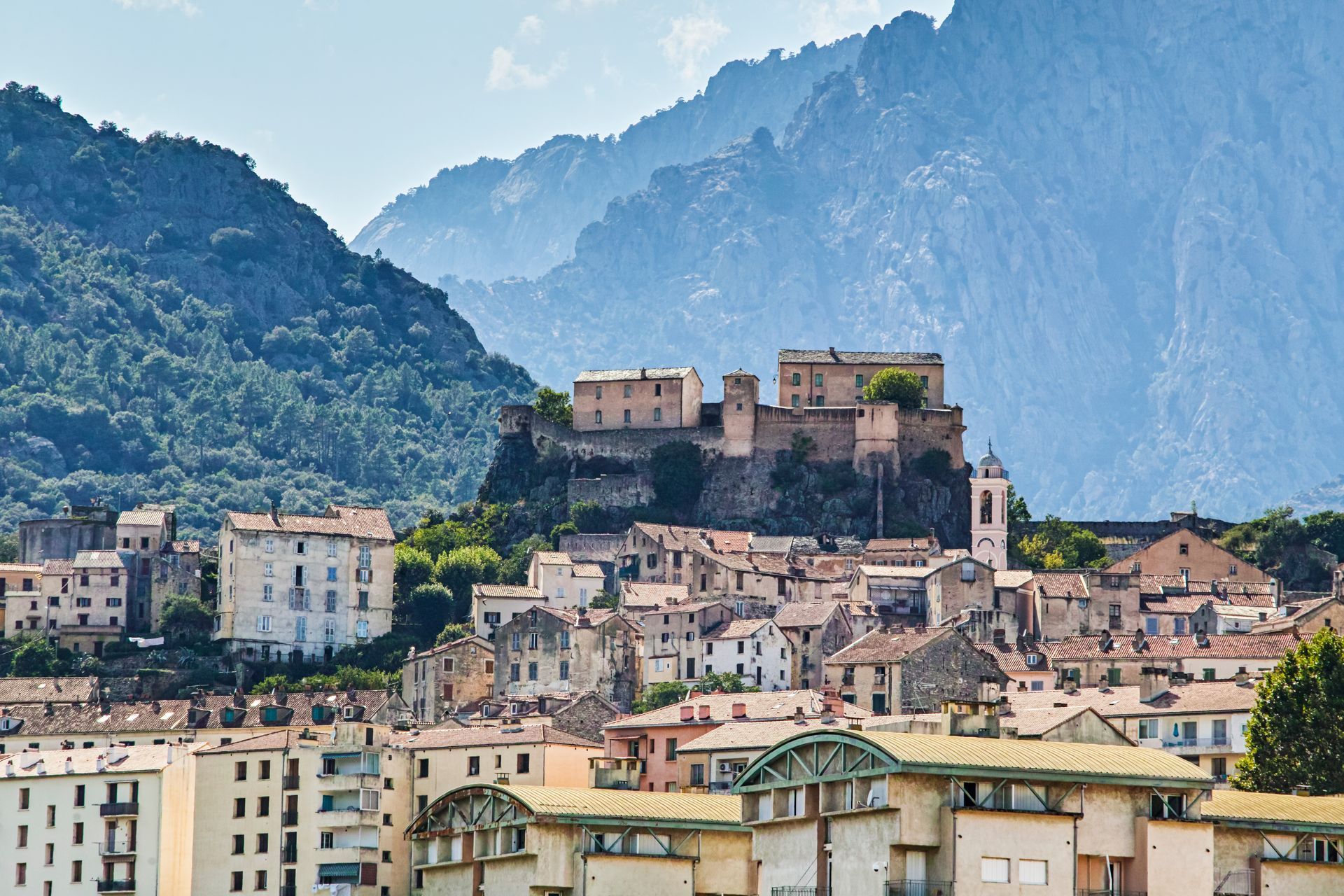 Un payasge de la ville de Corte située en Corse.