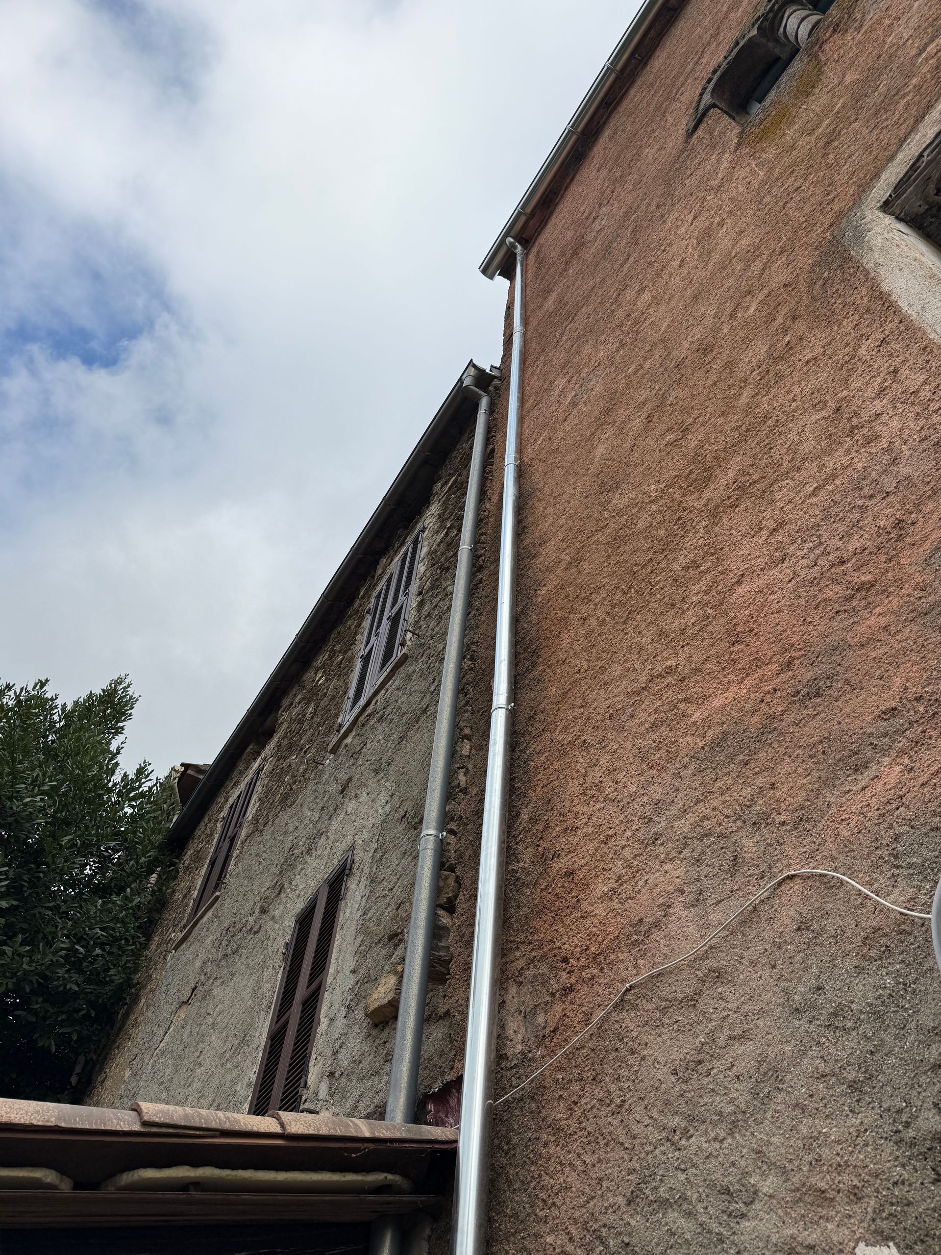 Une gouttière sur un bâtiment