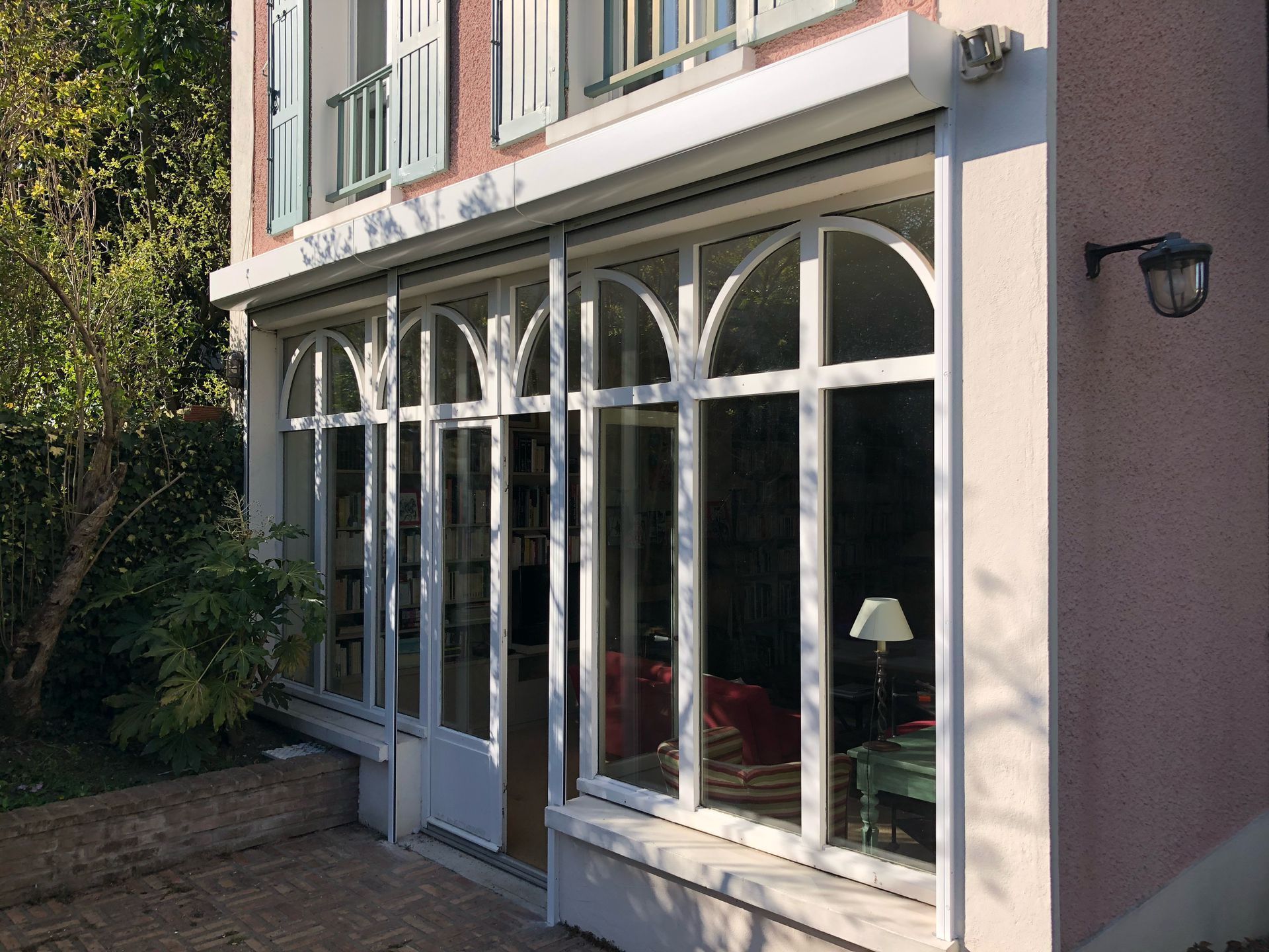 Grandes fenêtres d’un café