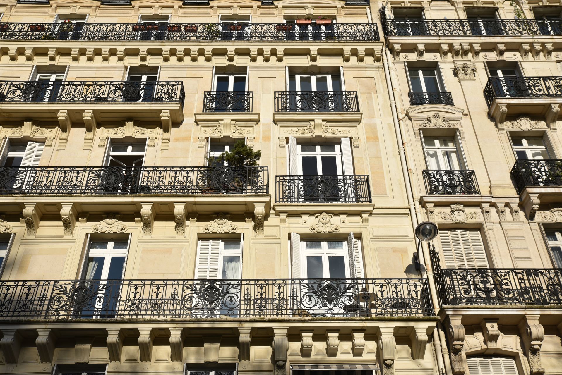 Prise de vue des fenêtres installées sur un bâtiment haussmannien