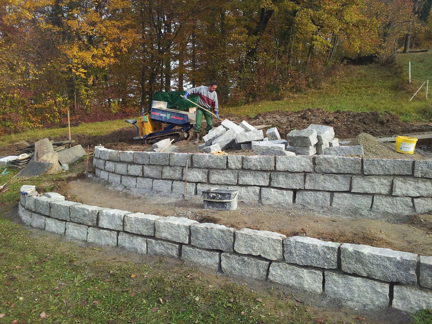 Natursteinmauer im Garten - Wüthrich Gartenbau in Hausen