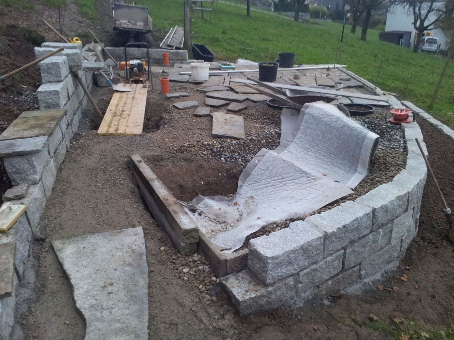 Formstein- und Hangsteinmauern im Garten - Wüthrich Gartenbau in Hausen