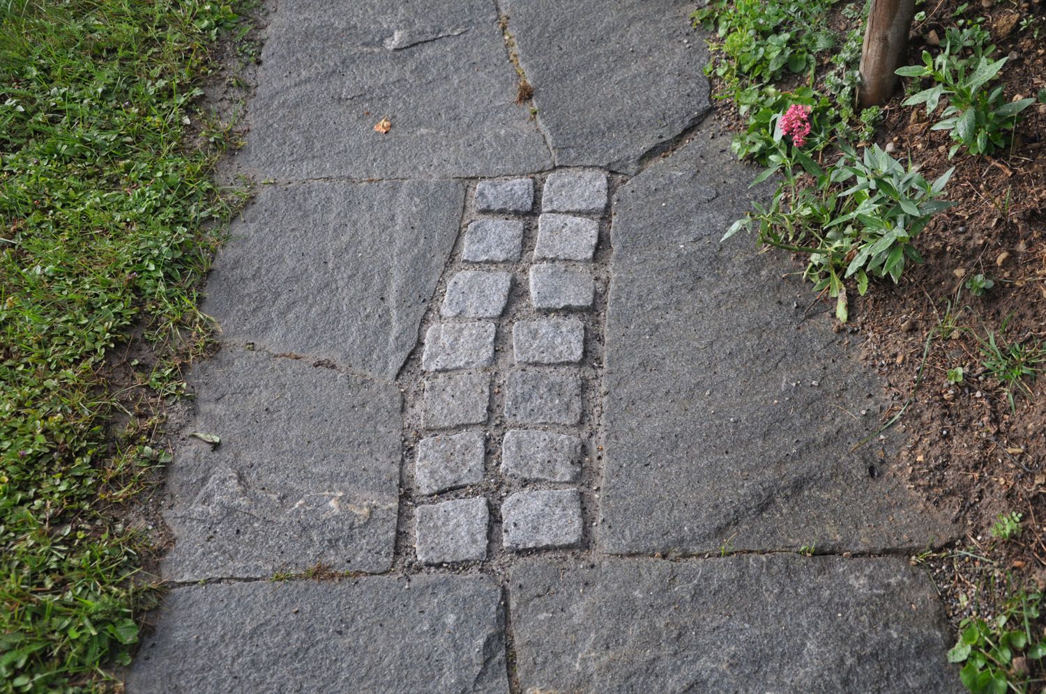 Gartenweg bepflastern - Wüthrich Gartenbau in Hausen