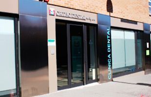 El frente de una clínica dental con fachada de acero inoxidable.