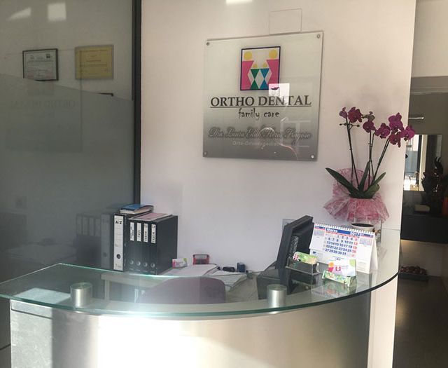 Un consultorio dental con un cartel que dice orto dental