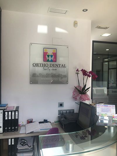 Un consultorio dental con un cartel que dice orto dental