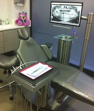 Un consultorio dental con una radiografía en la pared.