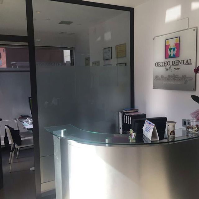 Un consultorio dental con un cartel que dice orto dental