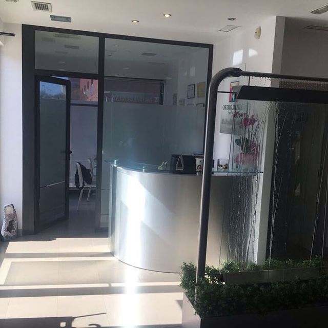 Un área de recepción en un edificio con un mostrador redondo.