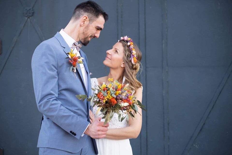 Couronne en fleurs séchées, bouquet et boutonnière en couleurs vives