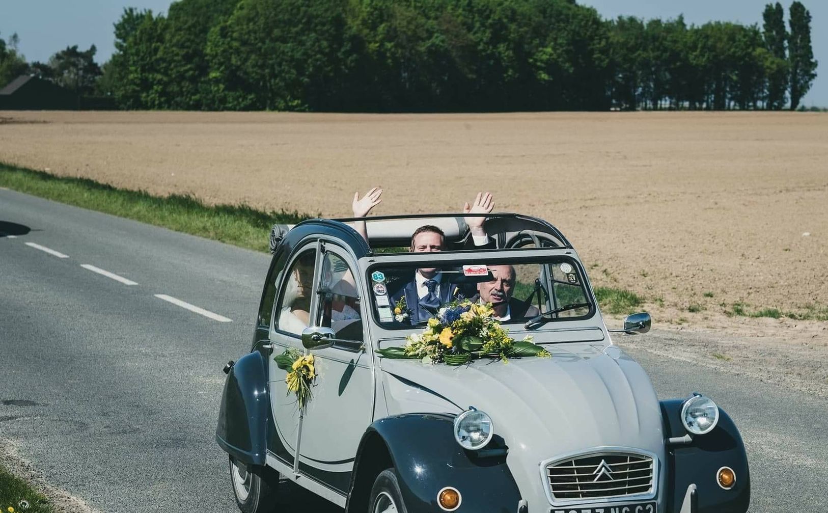 2CV avec dessus de voiture