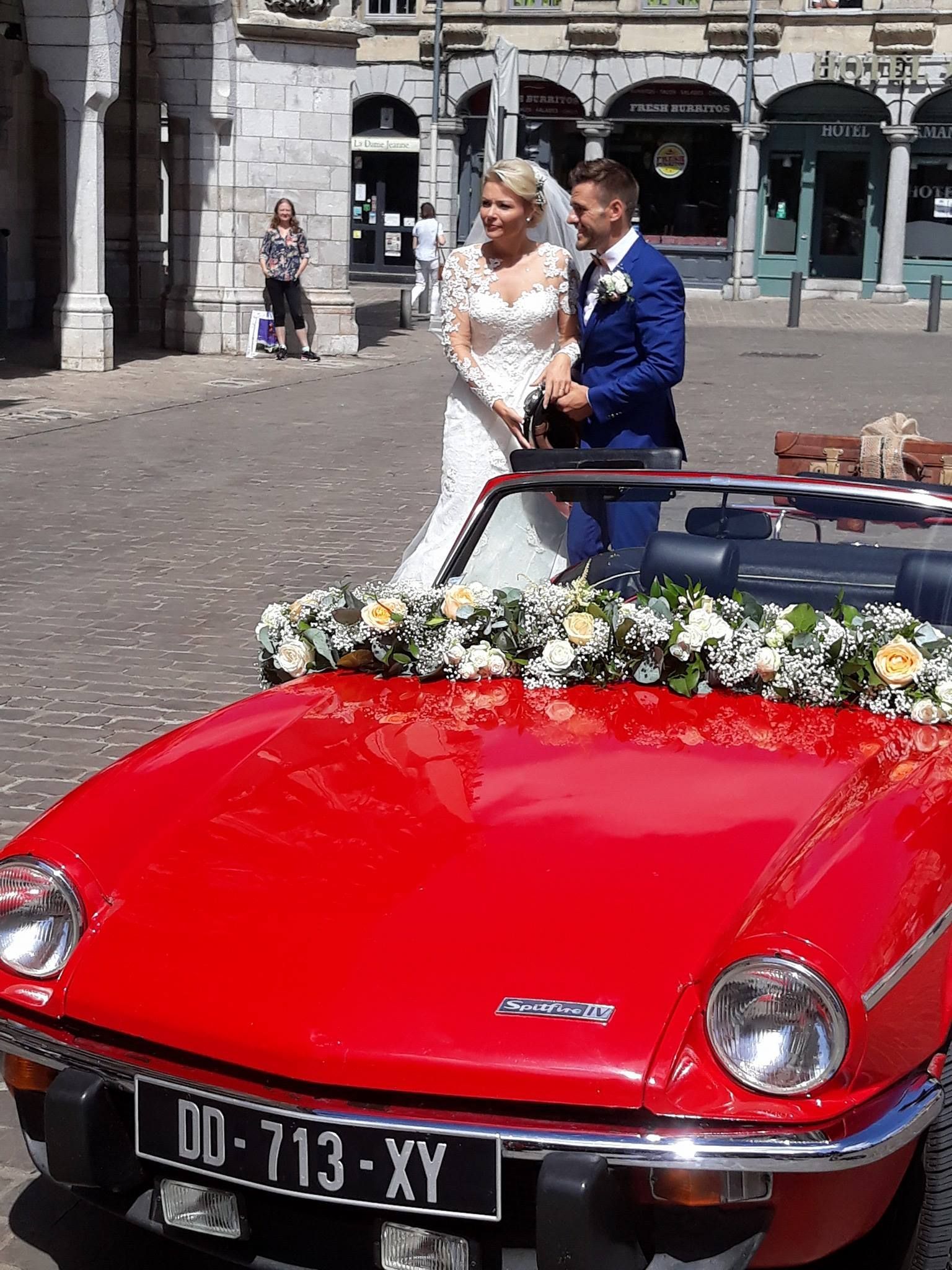Bouquet, boutonnière et guirlande de fleurs sur la voiture