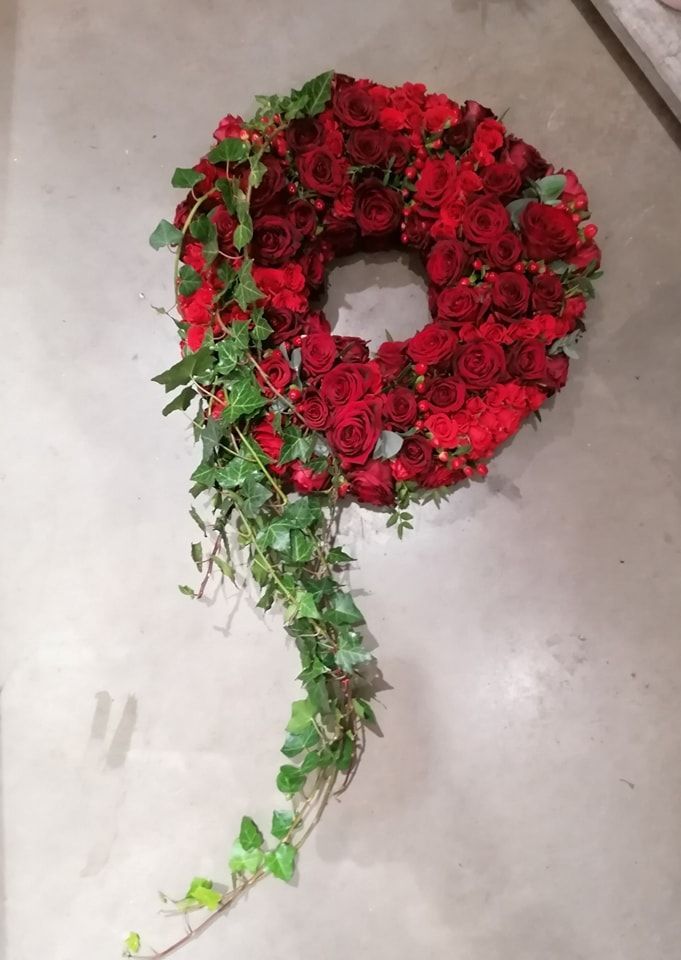 Couronne de roses rouges pour enterrement