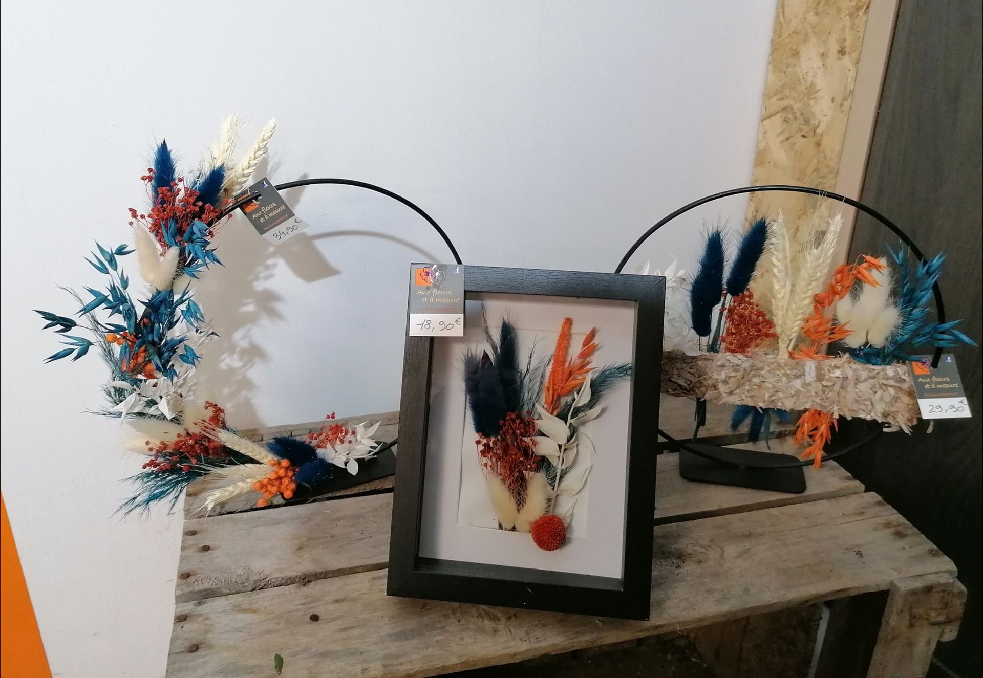 Couronne et cadre de fleurs séchées