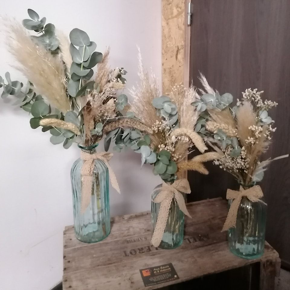 Bouquets de fleurs séchées dans un vase