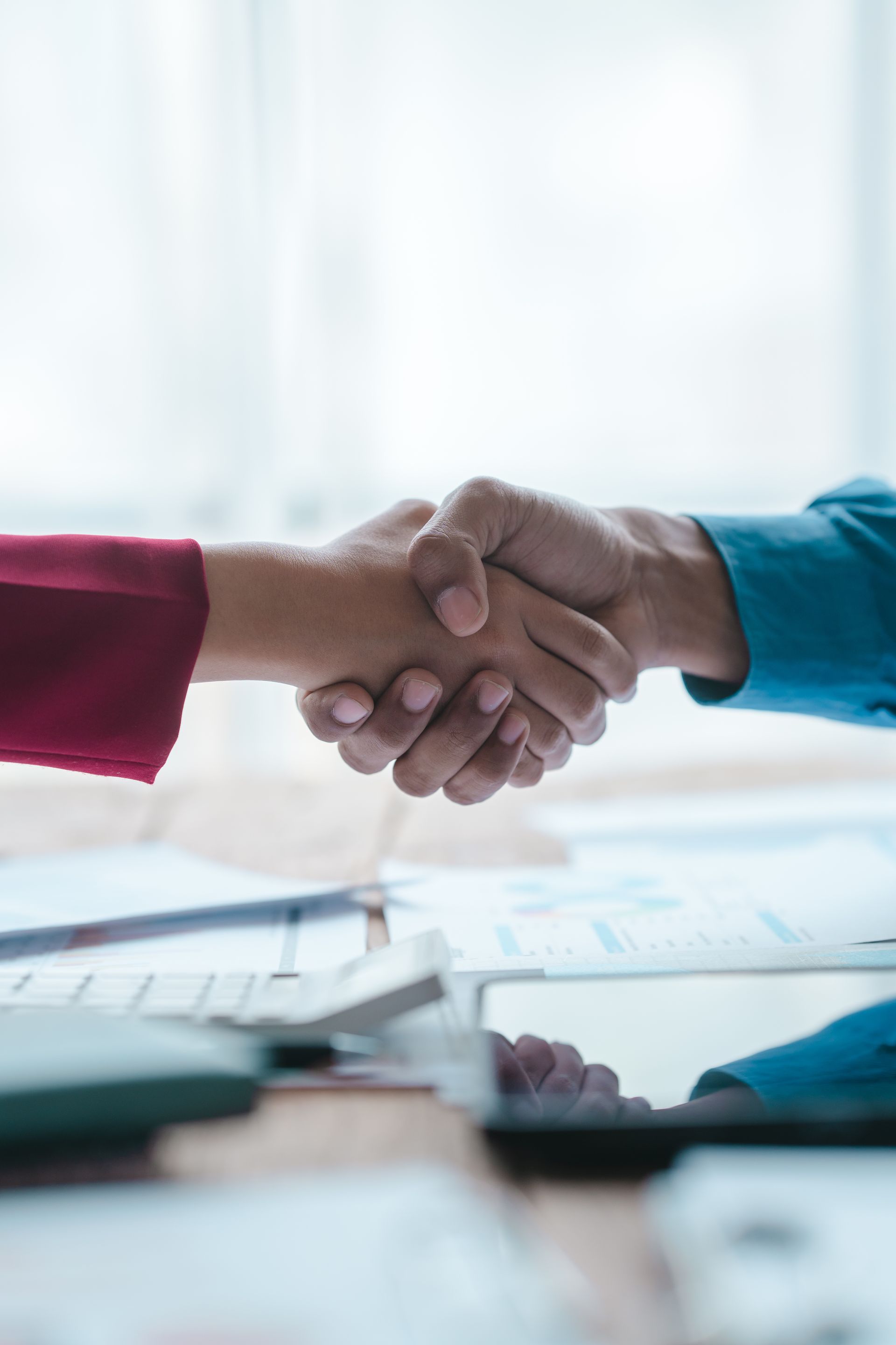 Poignée de mains entre collaborateurs ou associés