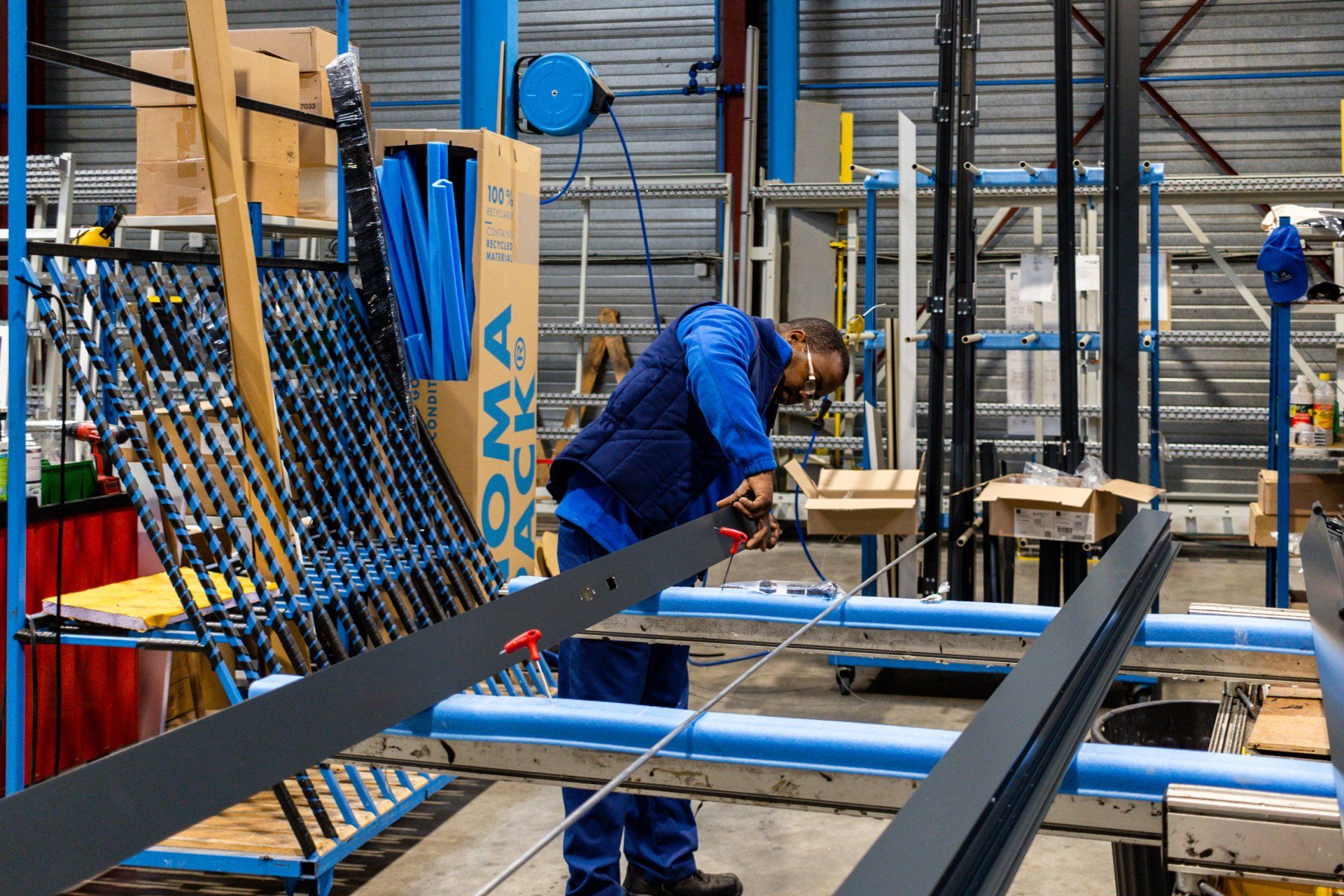 Artisan fabricant une fenêtre