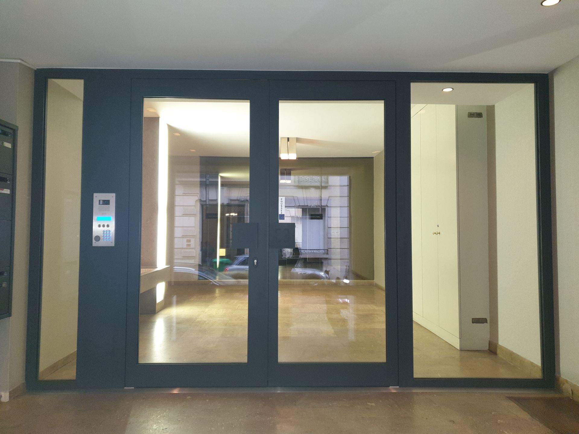 Double porte d'entrée de bâtiment avec poignées plates