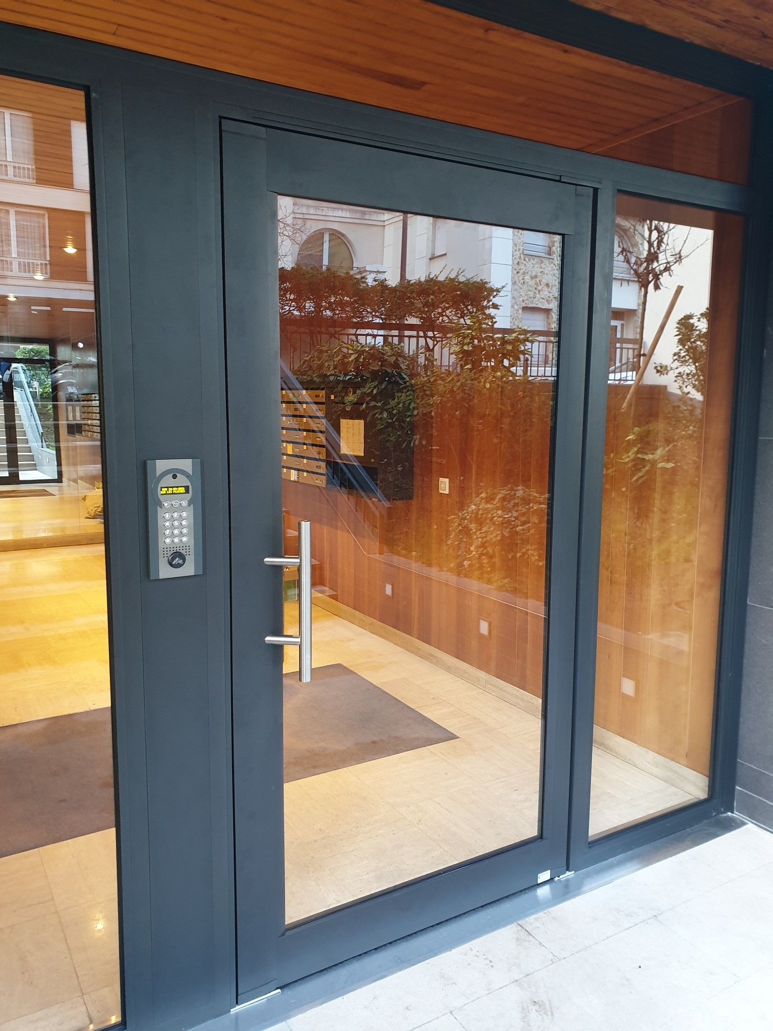 Porte d'entrée de bâtiment