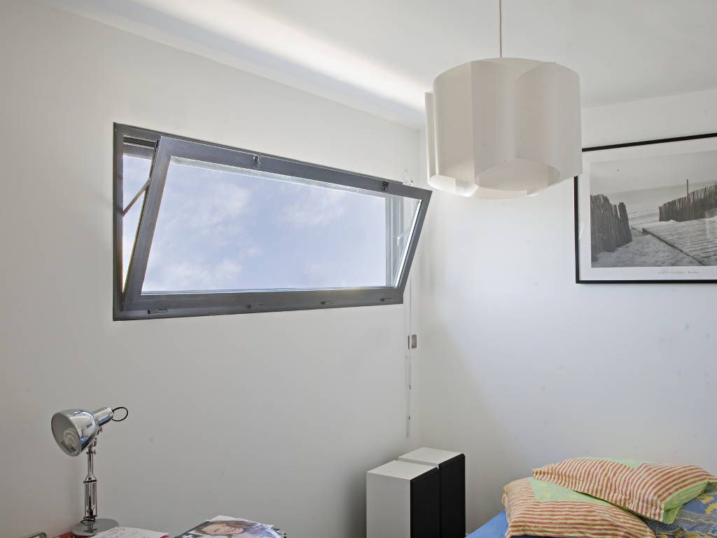 Fenêtre à soufflet dans une chambre