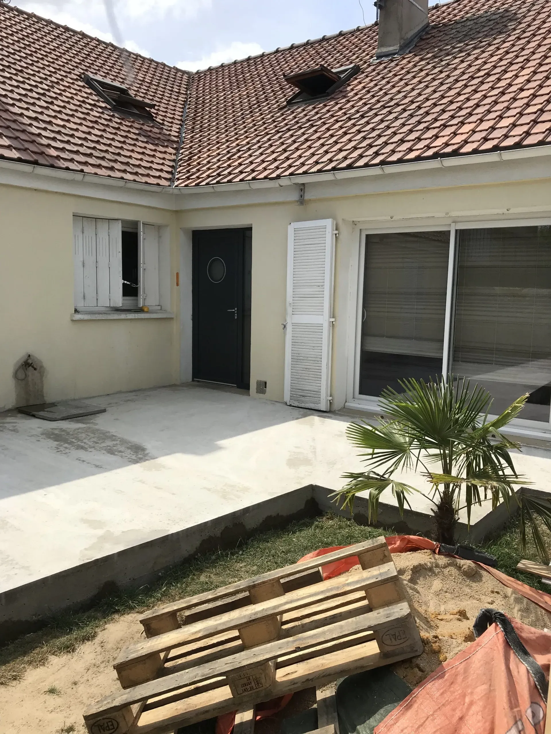 Pose de porte d'entrée