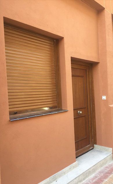 Una puerta con una ventana y una persiana.
